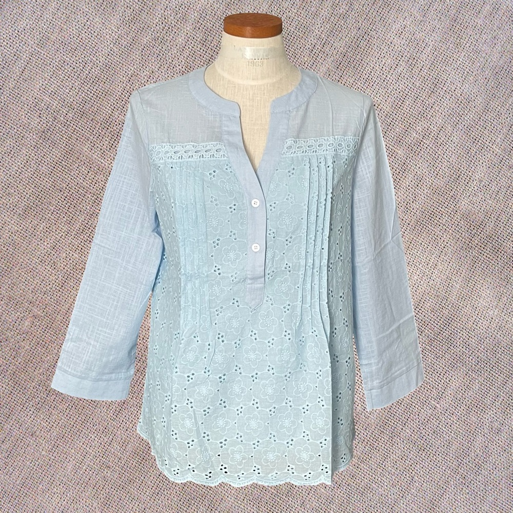 WBQ Blue Pintuck Popover Tunic Top Eyelet Floral Embroidery Details SzM NWT